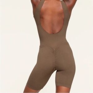 NWT SKIMS CONTOUR LOUNGE ONESIE IN OXIDE